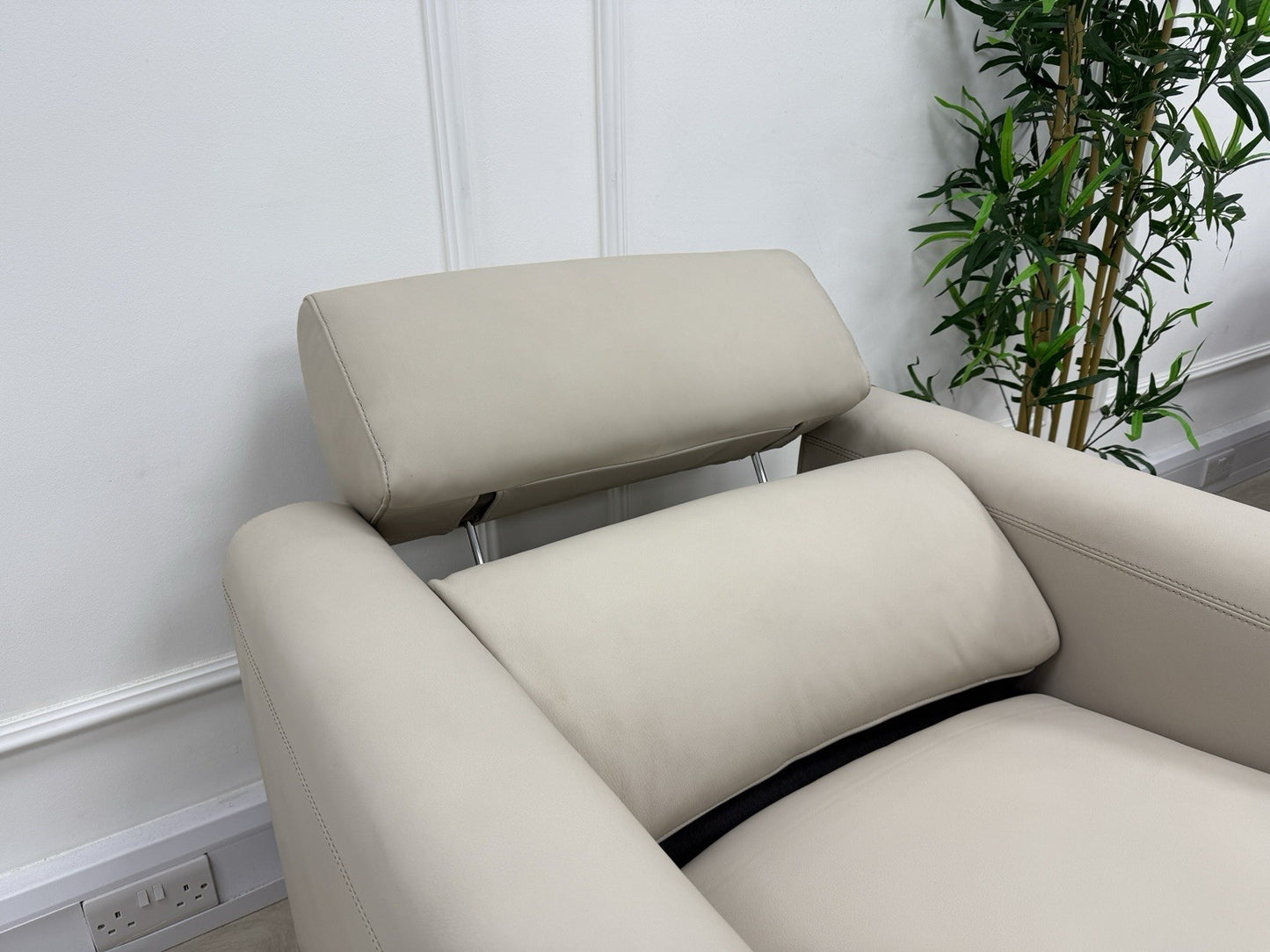 La-Z-Boy Faith Power Recliner/Headrest Armchair In Cream Leather