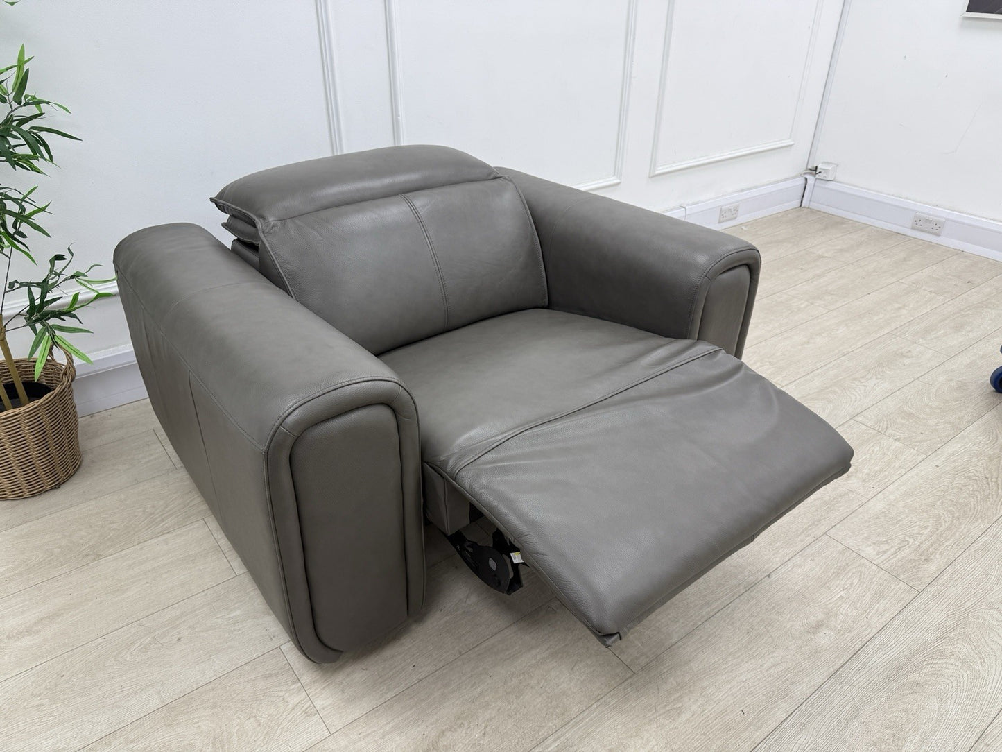 Sofology Premiere Power Recliner Love Seat In Trusty Embossed Leather Grey