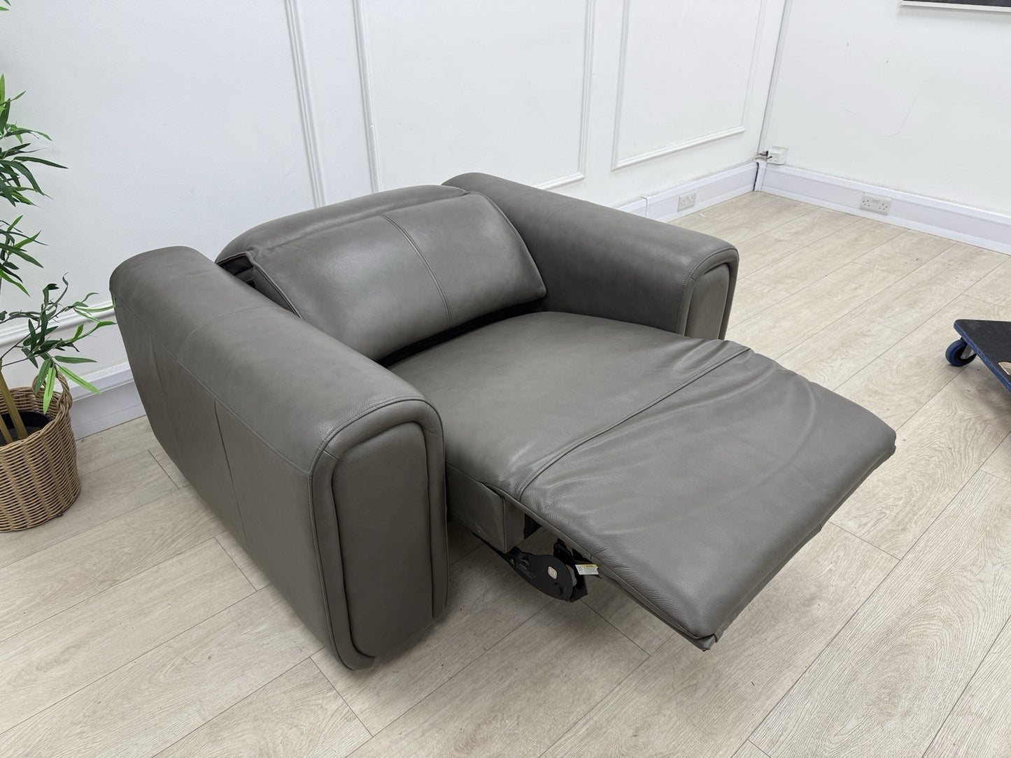 Sofology Premiere Power Recliner Love Seat In Trusty Embossed Leather Grey