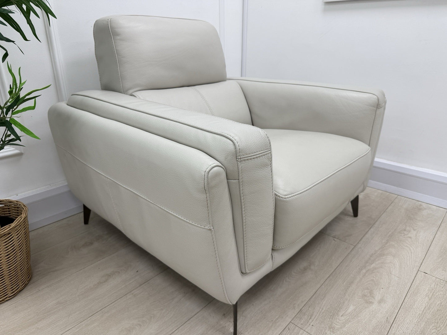 DFS San Antonio Fixed Armchair In Fossil Leather