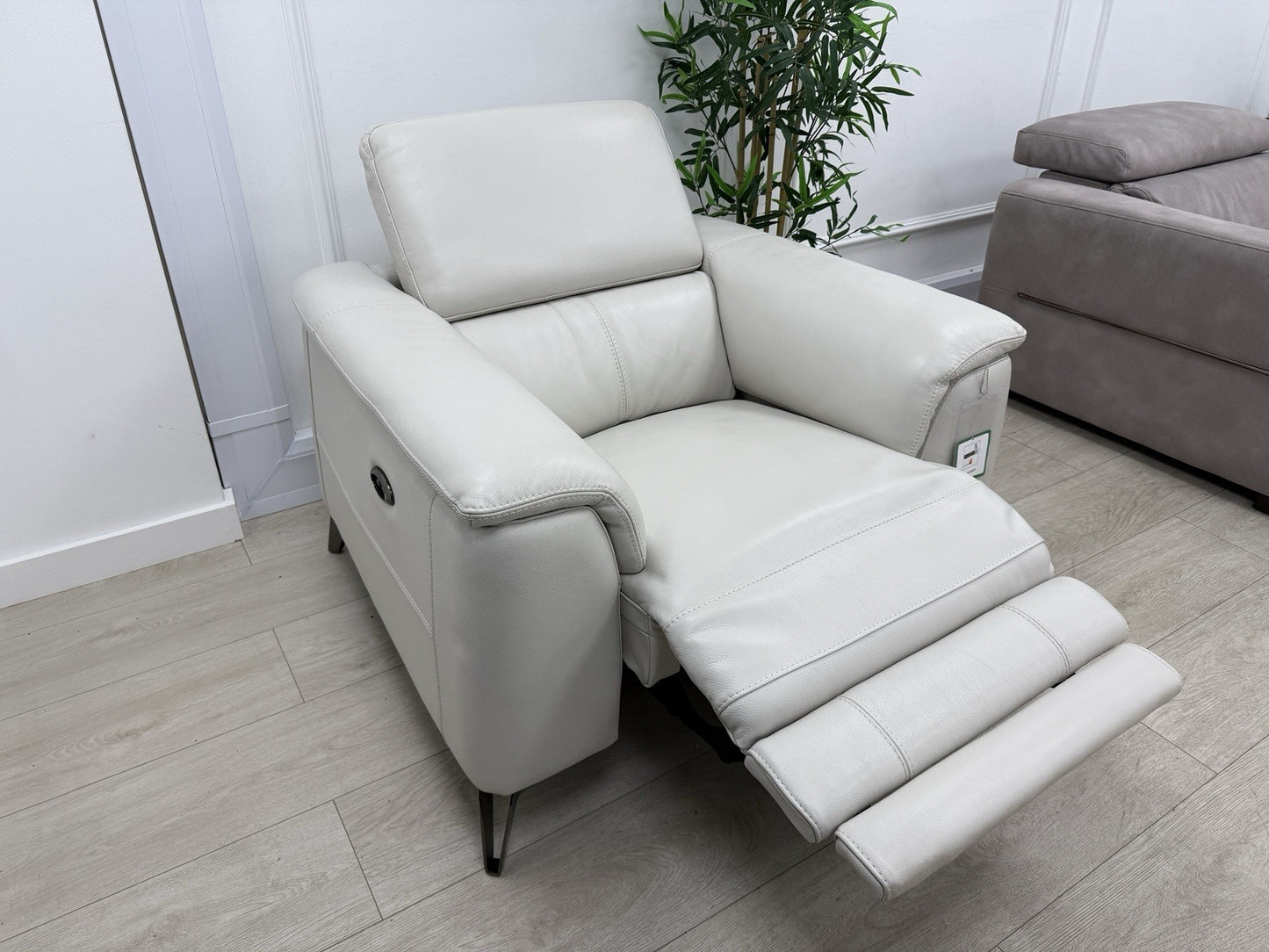 DFS Tahiti Power Recliner Chair In Fossil Leather