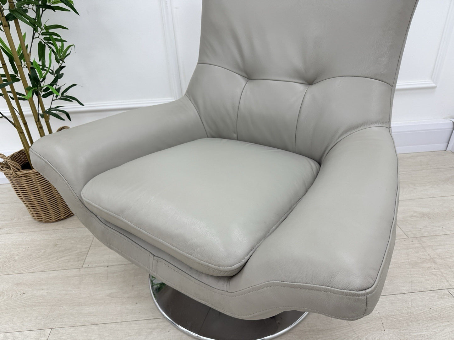 Sofology The Viento/Missouri Swivel Chair In Light Grey Leather