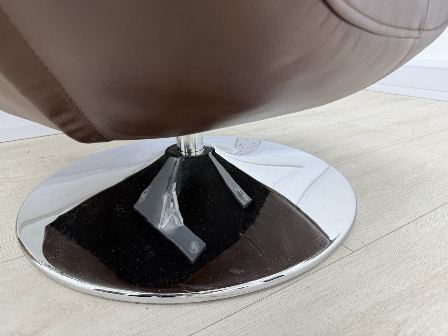 Sofology The Viento Swivel Chair In Mulberry Leather