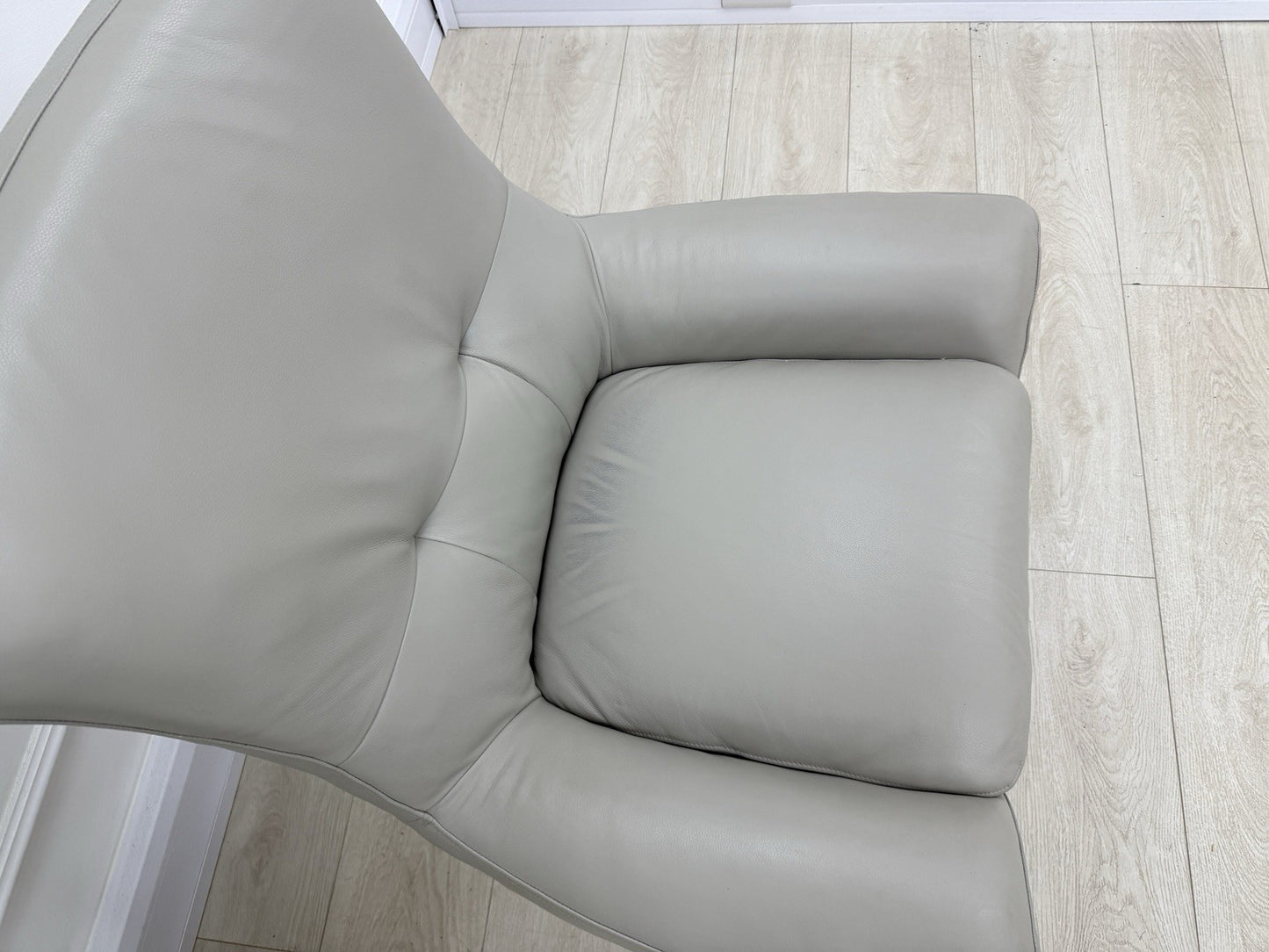 Sofology The Viento/Missouri Swivel Chair In Light Grey Leather