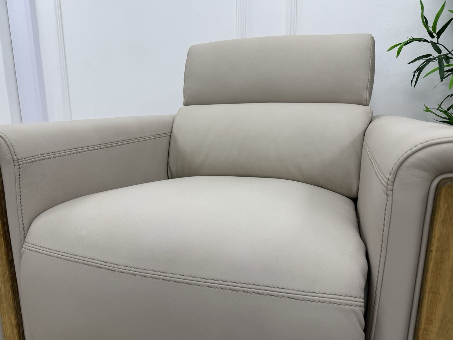 La-Z-Boy Faith Power Recliner/Headrest Armchair In Cream Leather