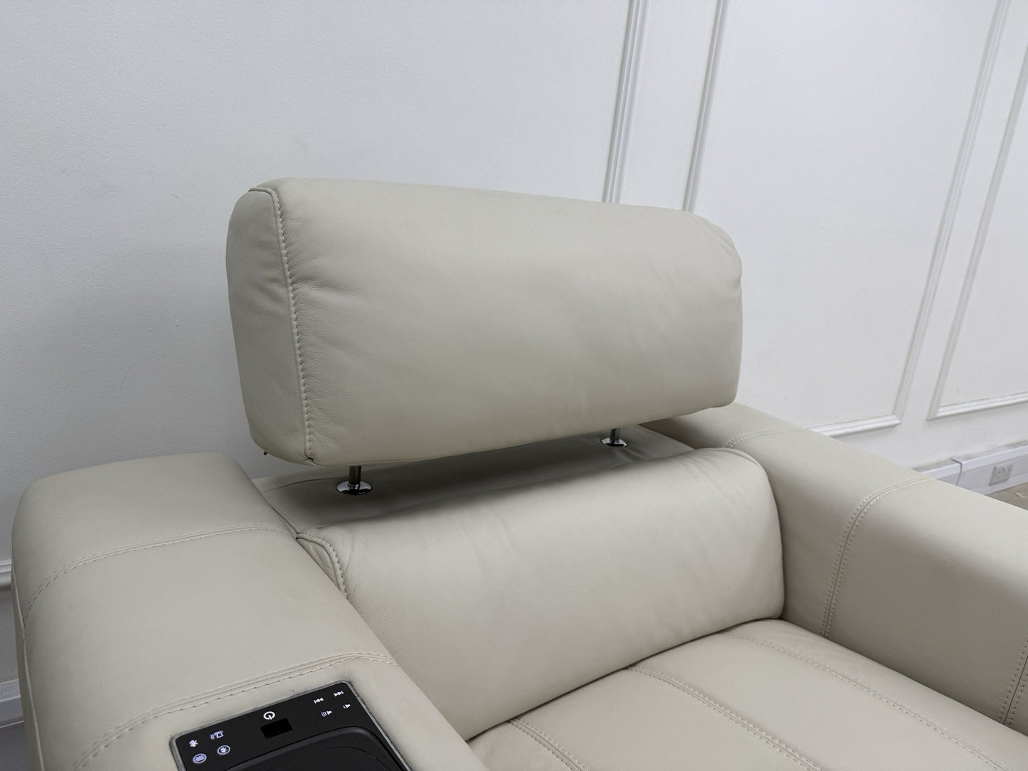 DFS Showcase Power Recliner Chair With Arm Console In Frost Leather