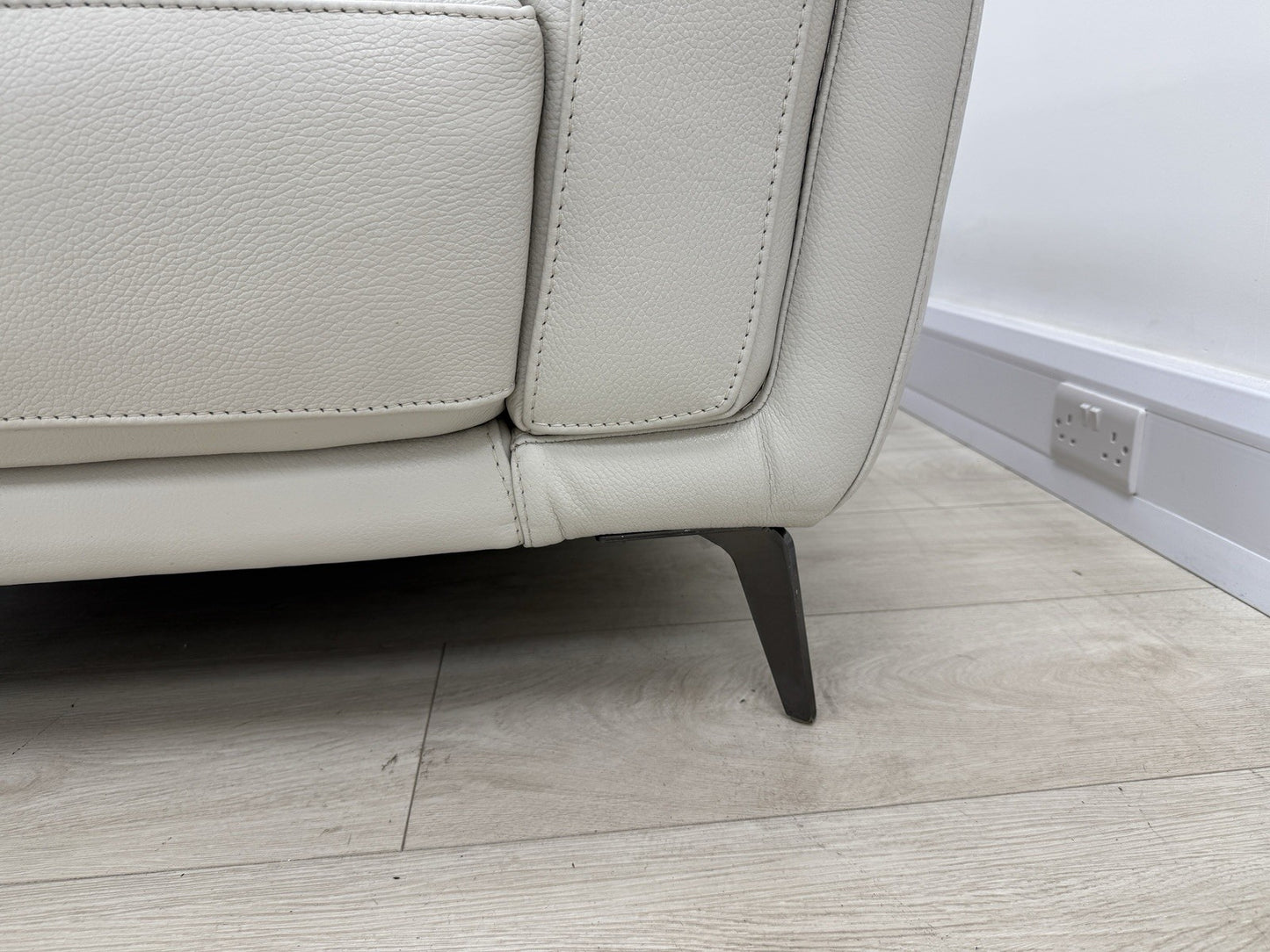 DFS San Antonio Fixed Armchair In Fossil Leather