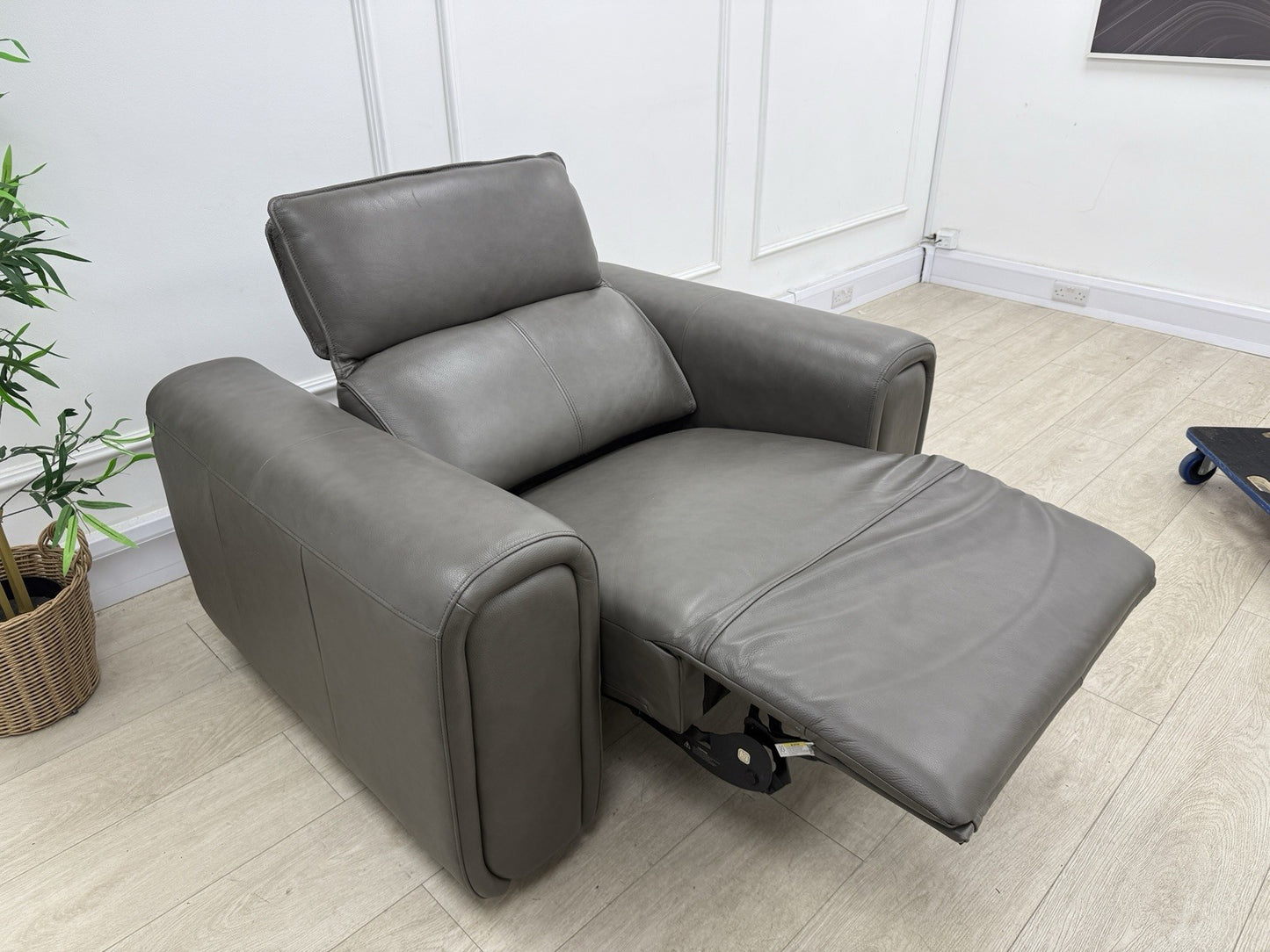 Sofology Premiere Power Recliner Love Seat In Trusty Embossed Leather Grey