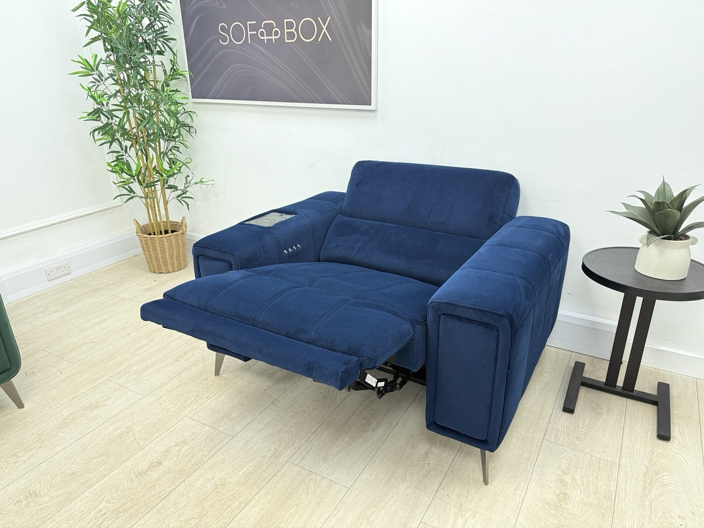 DFS Showcase Power Recliner Chair With Arm Console Cinesound In Blue