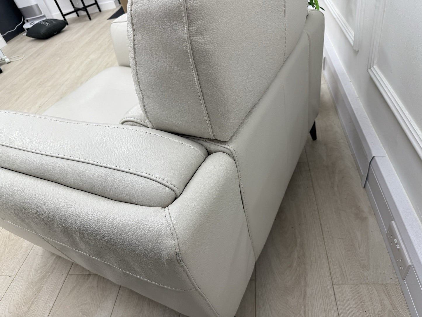 DFS San Antonio Fixed Armchair In Fossil Leather