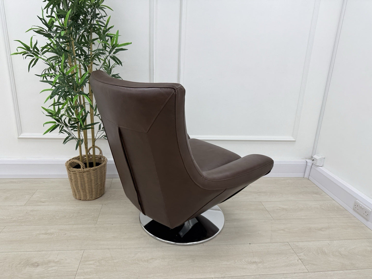 Sofology The Viento Swivel Chair In Mulberry Leather