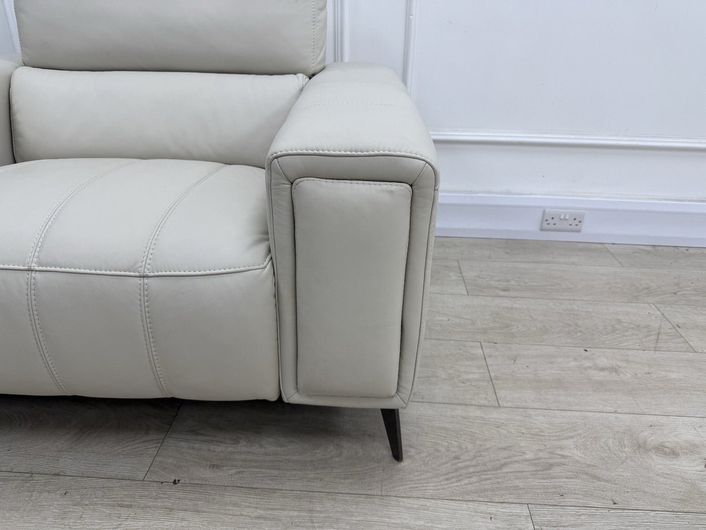 DFS Showcase Power Recliner Chair With Arm Console In Frost Leather