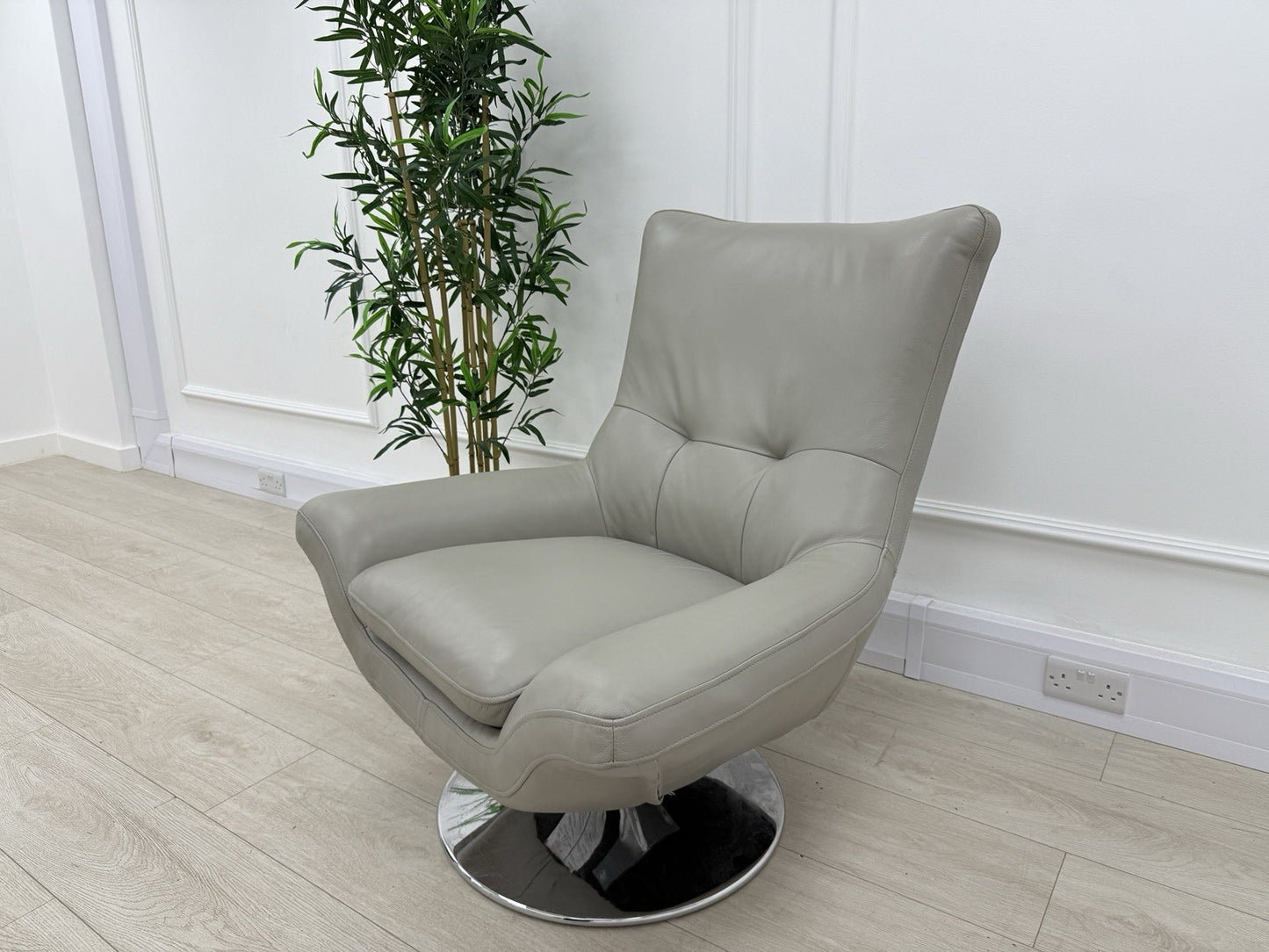 Sofology The Viento/Missouri Swivel Chair In Light Grey Leather