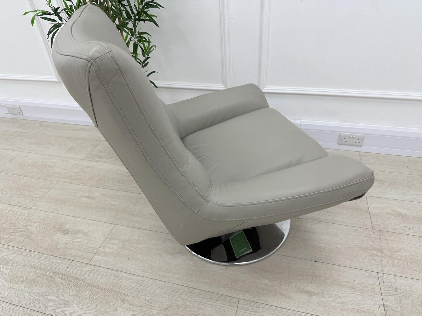 Sofology The Viento/Missouri Swivel Chair In Light Grey Leather
