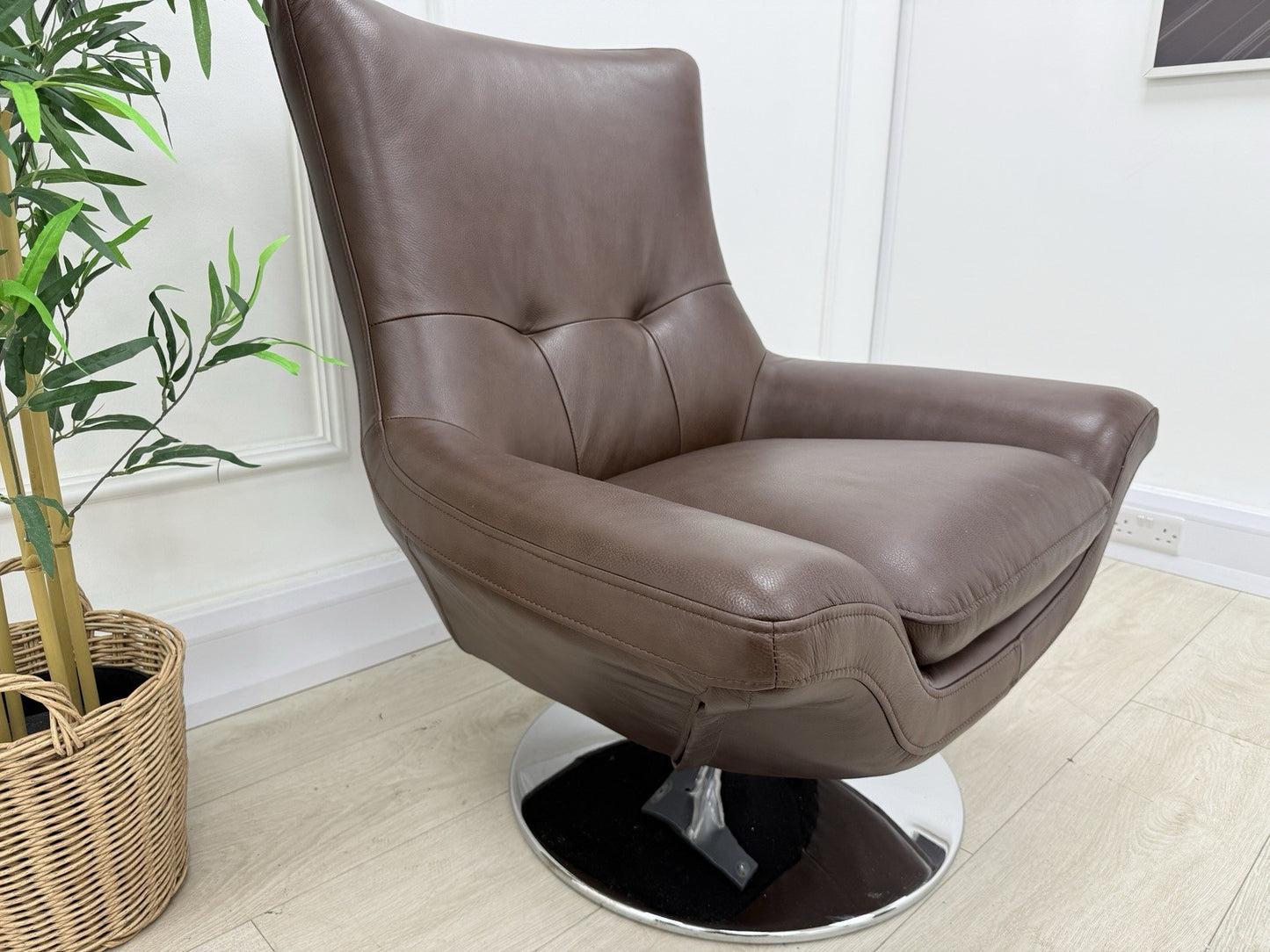 Sofology The Viento Swivel Chair In Mulberry Leather